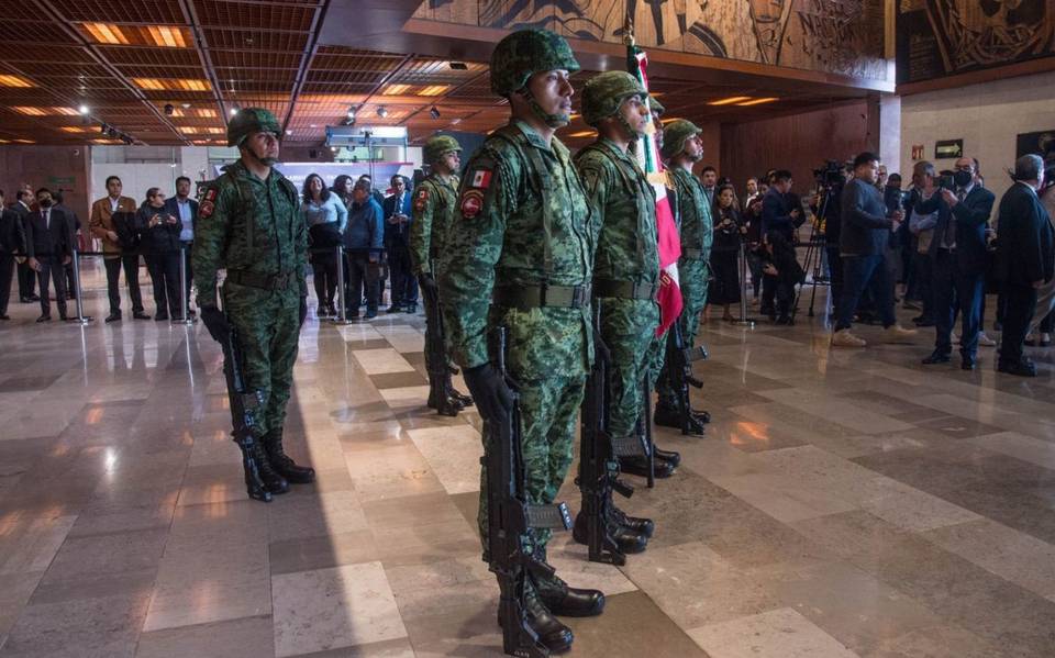 Santiago Creel choca con diputados de Morena por escolta militar